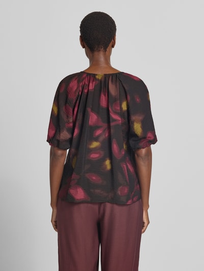 Vrouwenmodel draagt Regular Fit Bluse aus Viskose-Mix mit Schlüsselloch-Ausschnitt van zero met bloemenprint, ruglengte maat 36: 57 cm, mouwlengte maat 36: 23 cm, geheel in diepe kleuren, ganzkörperansicht rückansicht.
