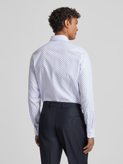 Männermodel trägt Slim Fit Business Hemd aus Baumwolle mit Kentkragen von SEIDENSTICKER, dezentes Muster, Rückenansicht, reine Baumwolle, Knopfleiste, Rückenlänge 79 cm, Schulterbreite 42 cm, Ärmellänge 68 cm, Größe 40. Ganzkörperansicht Rückansicht.