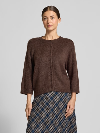 Frauenmodel trägt Strickjacke aus Woll-Mohair-Mix Modell 'Disille' von OPUS, braun, unifarben, Rundhals, 3/4-Arm, gerippte Abschlüsse, Ganzkörperansicht von vorne.