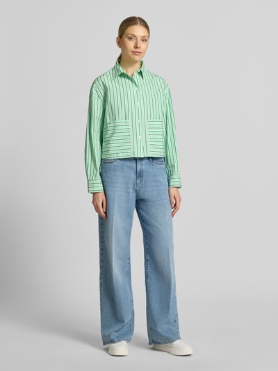 Vrouwenmodel draagt Loose Fit Langarmbluse aus reiner Baumwolle von s.Oliver RED LABEL in groen gestreept popeline, effen kleuren, opgestikte zakken, asymmetrisch, cropped lengte, geheel van voren te zien