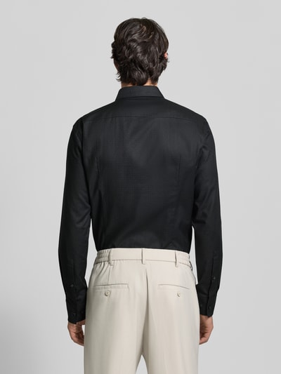 Männermodel trägt Slim Fit Freizeithemd aus reiner Baumwolle Modell 'KENNO' von HUGO in Schwarz mit feinem Strukturmuster, Ganzkörperansicht Rückansicht.