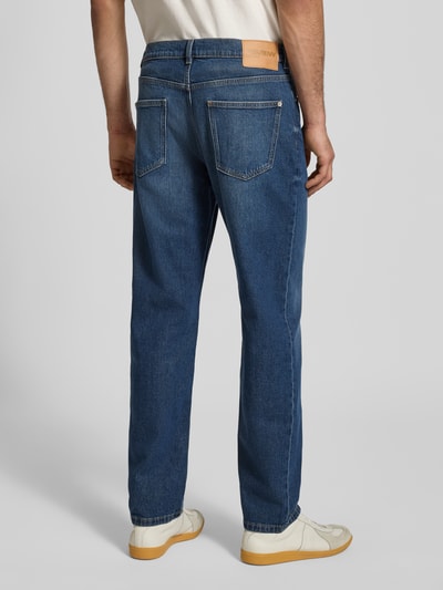 Männermodel trägt Straight Fit Jeans im 5-Pocket-Design von REVIEW aus elastischem Baumwoll-Mix in Blau, Ganzkörperansicht Rückansicht. Bundweite bei Größe 32/32: 45 cm, Innenbeinlänge: 78 cm, Knopf- und Reißverschluss.