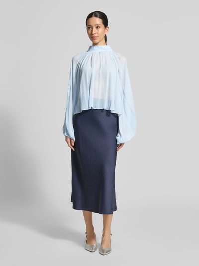 Frauenmodel trägt Loose Fit Langarmbluse aus reiner Viskose Modell 'AFFETTO' von MAX&Co., Optik: Unifarben, Passform: Relaxed-Fit, Stehkragen, einreihige Knopfleiste, langarm mit Raglan-Ballonärmel, schmale Manschette, Materialverarbeitung: Crépon, Material: reine Viskose, helle und glatte Textur, Ganzkörperansicht von vorne.