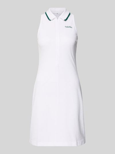 Produktfoto, białe Minikleid mit Hemdblusenkragen von adidas Sportswear z czystej bawełny, dopasowany krój, zielone detale, krótki zamek, logo na piersi.