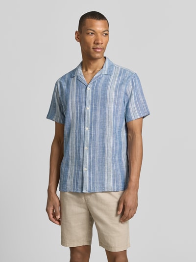 Männermodel trägt Regular Fit Freizeithemd mit Leinen-Anteil Modell 'Summer' von Jack & Jones Premium, blau-weiß gestreift, Ganzkörperansicht von vorne. Baumwoll-Mix, Reverskragen, kurzärmelig, durchgehende Knopfleiste.