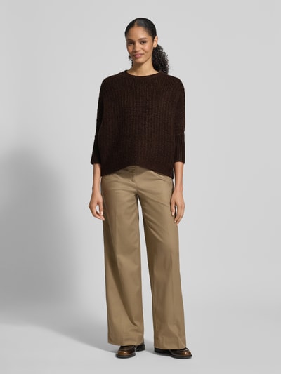 Vrouwenmodel draagt Strickpullover mit Woll-Anteil Modell 'TUMELDA' van Someday, bruin grofgebreid, losse fit, geribde boorden, ronde hals, driekwartmouw, materiaal-mix, volledig lichaam vooraanzicht.