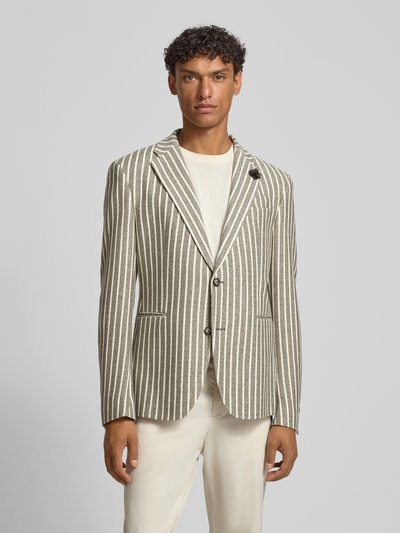 Männermodel trägt Slim Fit 2-Knopf-Sakko mit Paspeltaschen Modell 'Hawksley' von JOOP! Collection im Baumwoll-Lyocell-Mix, beige mit weißen Streifen, Reverskragen, Ganzkörperansicht von vorne. Rückenlänge 72 cm, Schulterbreite 45 cm, Ärmellänge 67 cm bei Größe 50.