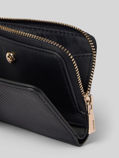 Produktfoto, Portemonnaie in Leder-Optik Modell 'Laurel' von Guess, schwarzes Design mit goldfarbenem Reißverschluss, strukturierte Oberfläche