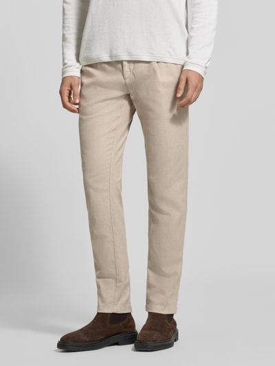 Męski model nosi Regular Fit Schmale Hose aus Baumwoll-Mix Modell 'Stig Jogger' od Marc O'Polo, jasnobeżowy kolor, gładka faktura, Ganzkörperansicht von vorne, kontekst: Herren Schmale Hose von Marc O'Polo.