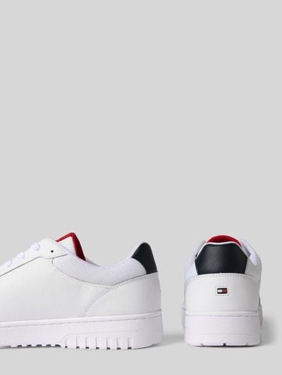 Produktfoto, Low Top Sneaker aus Leder-Mix Modell 'BASKET CORE LITE' von Tommy Hilfiger, mieszanka skóry, efekt: jednolity kolor, zaokrąglony nosek buta, płaska podeszwa, aplikacja z logo, detale w kontrastowym kolorze, wiązanie, profilowana podeszwa