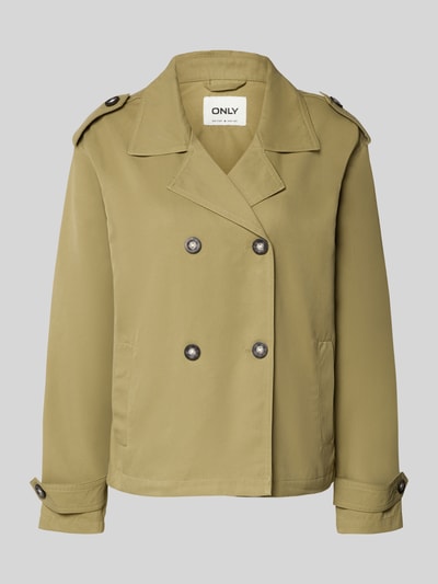 Produktfoto, olivgrüne Regular Fit Trenchcoat-Jacke aus recyceltem Material Modell 'HANNAH' von Only, unifarben, Reverskragen, doppelreihige Knopfleiste, Schulterriegel, Rückenpasse, lange Ärmel, seitliche Eingrifftaschen, glatte Textur.