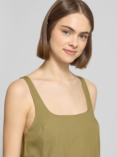 Frauenmodel trägt Minikleid mit Karree-Ausschnitt Modell 'ASTA' von Topshop aus Reine Baumwolle, A-Linie, Nahaufnahme Oberkörper. Rückenlänge bei Größe S: 65 cm, Brustweite: 43 cm.