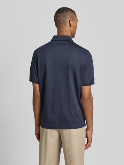 Männermodel trägt Regular Fit Poloshirt mit Brusttasche und Label-Stitching von bugatti in Dunkelblau, Rückenansicht, Ganzkörperansicht Rückansicht. Rückenlänge bei Größe M: 70 cm, Polokragen, Knopfleiste.