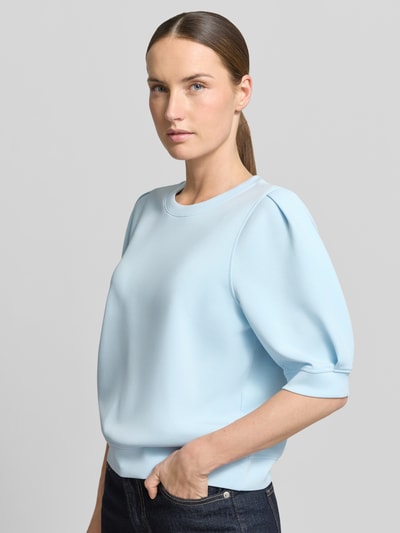 Frauenmodel trägt Regular Fit Sweatshirt aus Scuba von s.Oliver RED LABEL, unifarben, hellblau, Crew Neck, 1/2-Arm, Nahaufnahme Oberkörper.