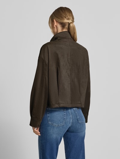 Frauenmodel trägt Oversized Jacke in Leder-Optik Modell 'Neila' von someday, dunkelbraun, elastischer Material-Mix, Rückansicht Ganzkörperansicht.