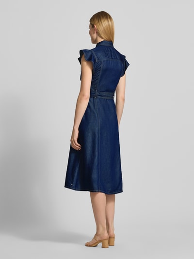 Frauenmodel trägt Fit and Flare Jeanskleid aus Lyocell von Tommy Hilfiger in Dunkelblau, mittlere Länge, glatte Struktur, Ganzkörperansicht Rückansicht. Damen Jeanskleid von Tommy Hilfiger.