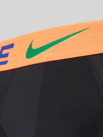 Produktfoto, Slip mit Label-Bund im 3er-Pack von Nike in Schwarz mit orangefarbenem Bund und grünem Logo, glatte Textur