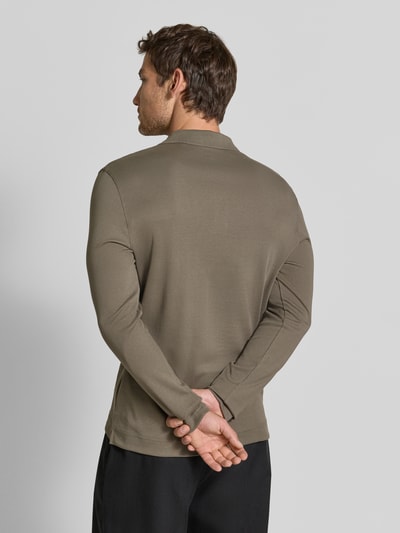 Männermodel trägt Regular Fit Poloshirt aus reiner Baumwolle von Christian Berg Men in Braun, langärmelig, Rückenansicht, Ganzkörperansicht Rückansicht.