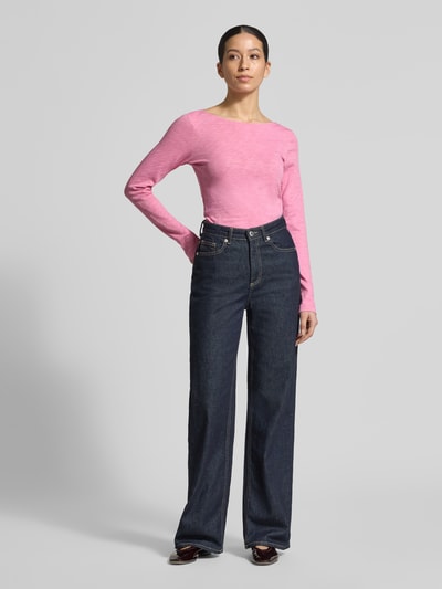 Frauenmodel trägt Regular Fit Langarmshirt aus reiner Baumwolle von Marc O'Polo, z efektem melanżu, dekolt w łódkę, nadruk z logo, dżersej, kolor różowy, krój regular fit, materiał: bawełna, Ganzkörperansicht von vorne