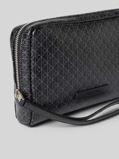 Productfoto, Tasche aus Rindsleder mit Trageschlaufe van CK Calvin Klein in zwart met logo-patroon, rits, labeldetail, echte rundleer, 20x13x3 cm, schouderriem 20 cm