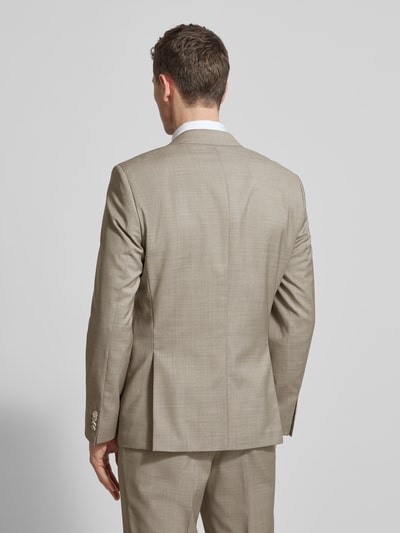 Männermodel trägt Slim Fit Anzug aus reiner Schurwolle Modell 'H-HUGE-2PCS-253' von BOSS in Beige mit feinem Allover-Muster, Ganzkörperansicht Rückansicht
