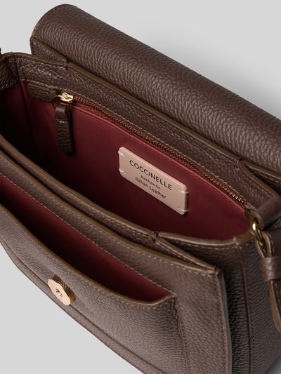 Coccinelle Crossbody Bag mit Label-Detail Dunkelbraun 5