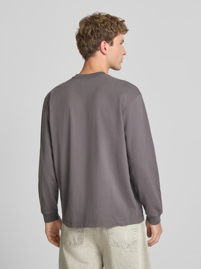 Männermodel trägt Loose Fit Langarmshirt aus reiner Baumwolle von Levi's®, in Grau, schlichte Struktur, Ganzkörperansicht Rückansicht.