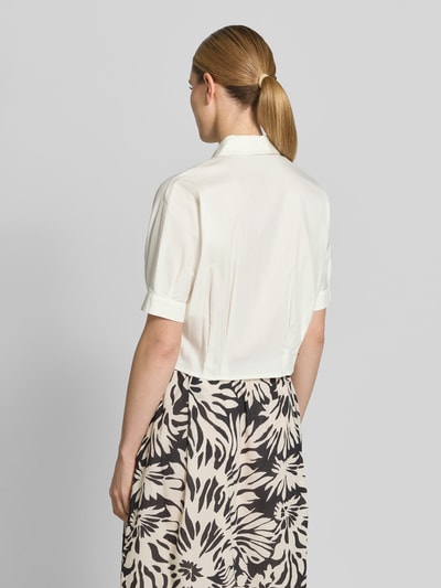 Frauenmodel trägt Regular Fit Hemdbluse mit Hemdblusenkragen von ROBE LÉGÈRE aus Baumwoll-Mix in Hellbeige, Ganzkörperansicht Rückansicht. Rückenlänge 50 cm, Halbarm, durchgängige Knopfleiste, Größe 36, Damen Hemdbluse.