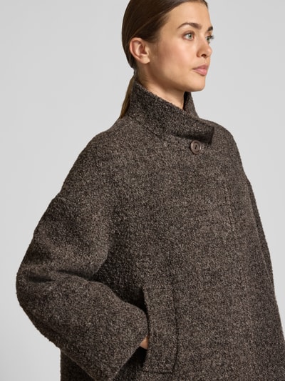 Frauenmodel trägt Jacke mit Woll-Anteil und Stehkragen von ICONS Cinzia Rocca in Braun, seitliche Eingrifftaschen, Nahaufnahme Oberkörper. Baumwoll-Mix, Knopfverschluss, Regular Fit, Struktur-Oberfläche.