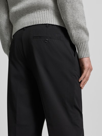 Männermodel trägt Straight Fit Stoffhose mit Viskose-Anteil von MCNEAL, Elastischer-Material-Mix, Gesäßtasche, Nahaufnahme Rückansicht.