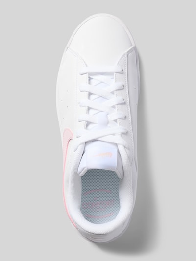 Produktfoto, Sneaker mit Logo-Detail von Nike, Damen Sneaker von Nike in Weiß mit rosa Akzent, glatte Textur, Draufsicht.