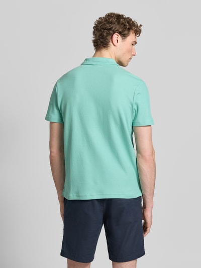 Männermodel trägt Regular Fit Poloshirt mit Label-Detail und Knopfleiste von Lerros, Reine Baumwolle, Rückenlänge 71 cm, Ganzkörperansicht Rückansicht.