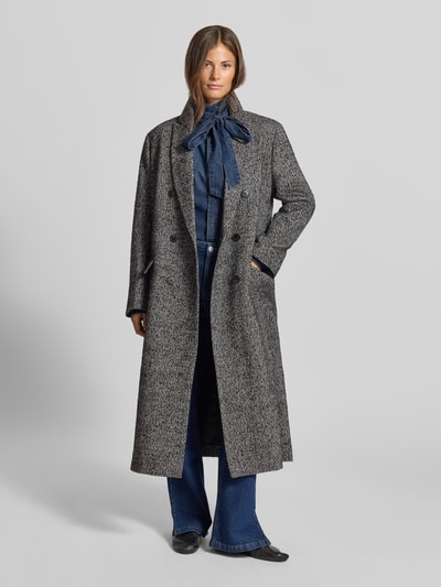 Frauenmodel trägt Relaxed Fit Mantel mit Woll-Anteil von MYON in Grau mit Reverskragen und doppelter Knopfleiste, Ganzkörperansicht von vorne. Material-Mix, seitliche Pattentaschen, Rückenlänge 121 cm, Schulterbreite 42 cm, Brustweite 53 cm, Ärmellänge 62 cm bei Größe 36.