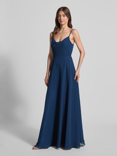 Frauenmodel trägt Midikleid mit rückseitigem Knotendetail von Laona in Dunkelblau, Chiffon, A-Linie, Spaghettiträger, Ganzkörperansicht von vorne.