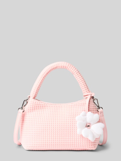 Produktfoto, Shoulder Bag in Strick-Optik von Marc Cain in hellrosa mit floralem Besatz, Reißverschluss und abnehmbarem Schulterriemen, Damenaccessoire