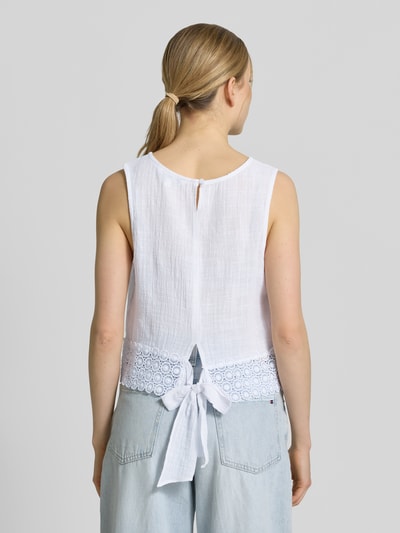 Frauenmodel trägt Regular Fit Top mit Lochstickerei von Apricot in Weiß, reine Baumwolle, ärmellos, Rundhalsausschnitt, Rückansicht Ganzkörperansicht.