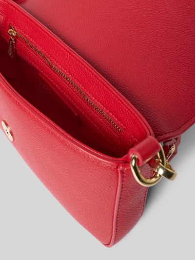 Produktfoto, Handtasche mit Label-Details und Anhängern Modell 'RYTA' von VALENTINO BAGS in Rot, goldene Metallringe, strukturierte Leder-Optik, Umschlag mit Druckknopfverschluss, 22 cm Breite, 12 cm Länge, 3 cm Tiefe, Schultergurt mit Karabinerverschluss, 123 cm Riemenlänge, Innenfach mit Reißverschluss