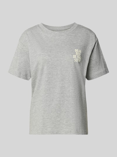 Produktfoto, graues Pyjama-Oberteil mit Statement-Print von Jake*s Casual, Rundhalsausschnitt aus Baumwoll-Viskose-Mix, Regular-Fit