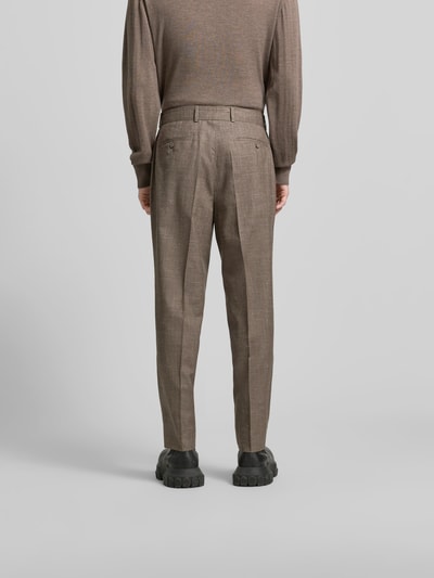 Männermodel trägt Anzughose aus Viskose-Mix von Officine Générale in Braun, Straight Fit, mit Bügelfalte, Gesäßtaschen, Ganzkörperansicht Rückansicht.