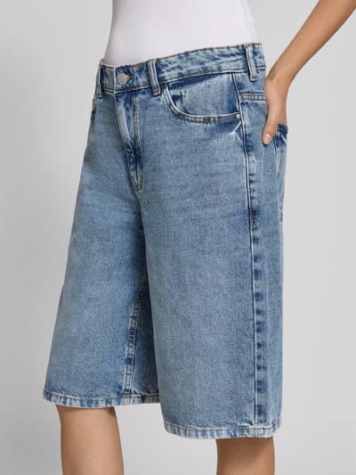 Vrouwenmodel draagt korte jeans van Noisy May, puur katoen, regular fit, steekzakken, Model 'MINDIE', voorkant, binnenbeenlengte maat S 31 cm, bandwijdte 39 cm.