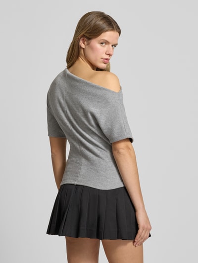 Frauenmodel trägt Regular Fit T-Shirt im asymmetrischen Design von Gina Tricot im Material-Mix mit Baumwoll-Anteil, kurzärmelig, Rückenlänge bei Größe S 60 cm, graue Farbe, glatte Textur, Ganzkörperansicht Rückansicht.