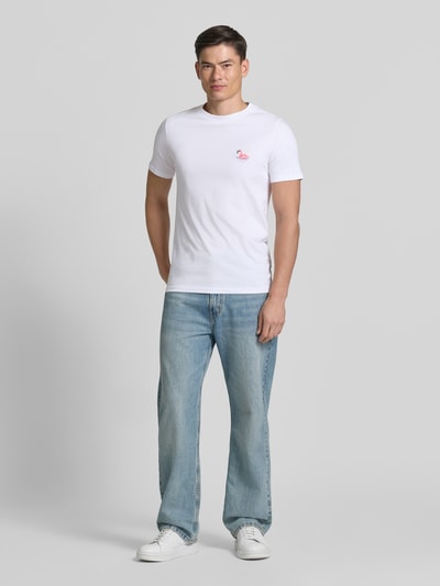 Männermodel trägt T-Shirt mit Stitching und Rundhalsausschnitt von Lindbergh, Herren T-Shirt aus Reine Baumwolle, Slim-Fit, Rückenlänge 71 cm, Ganzkörperansicht von vorne.