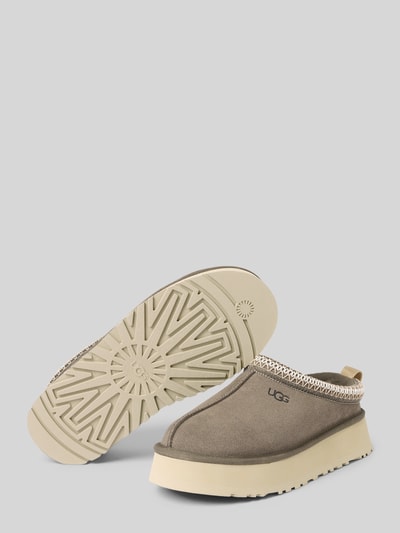 Produktfoto, Slipper mit Plateausohle Modell 'Tazz II' von UGG w beżowym kolorze, zaokrąglony kształt, detal z logo, profilowana podeszwa na platformie, wysokość obcasa: 5 cm, wysokość cholewki: 4 cm, szerokość w rozmiarze 40: 14 cm