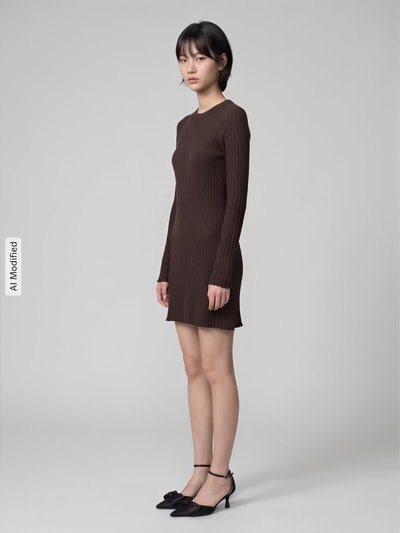 Frauenmodel trägt eng anliegendes Freizeitkleid aus Viskose-Mix Modell 'MICHELLA' von ONLY in Dunkelbraun, Ganzkörperansicht von vorne, KI-modifiziertes Bild. Damen Strickkleid von ONLY.