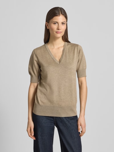 Modelka nosi Strickshirt mit V-Ausschnitt Modell 'Katie' von FREE/QUENT, beżowy, krój regular fit, mieszanka wiskozy ze stretchem, przód, ujęcie całej sylwetki.