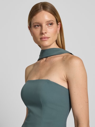 Frauenmodel trägt Cocktailkleid im Off-Shoulder-Look von Hey Kyla aus Material-Mix mit Stretch-Anteil, figurbetont, Nahaufnahme Oberkörper.