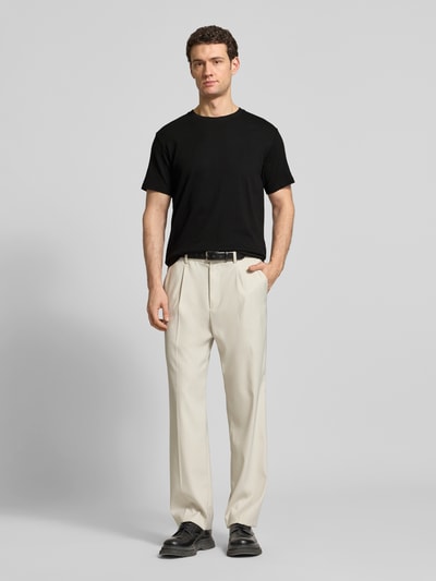 Męski model nosi Regular Fit T-Shirt aus Baumwoll-Mix Modell 'SPENCER' von SELECTED HOMME, efekt: jednolity kolor, fakturowany wzór w paski, okrągły dekolt, krótki rękaw, mieszanka bawełny, drobne prążkowanie, Ganzkörperansicht von vorne.