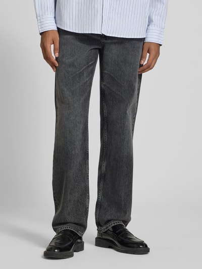 Männermodel trägt Jeans mit 5-Pocket-Design von Closed in dunklem Grau, reine Baumwolle, Relaxed Fit, Nahaufnahme Unterkörper.