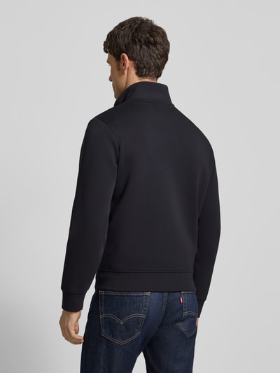 Männermodel trägt Regular Fit Sweatjacke mit Logo-Stitching von Emporio Armani aus elastischem Baumwoll-Mix in Schwarz, Ganzkörperansicht Rückansicht.