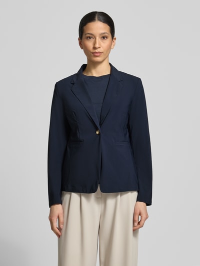 Modelka nosi Slim Fit Blazer mit Knopfverschluss od WHITE LABEL, granat, mieszanka materiałów z dodatkiem streczu, kołnierz z połami, wpuszczane kieszenie, długość tyłu w rozmiarze 36: 61 cm, szerokość w rozmiarze 36: 50 cm, długość rękawów w rozmiarze 36: 61 cm, widok całej sylwetki z przodu